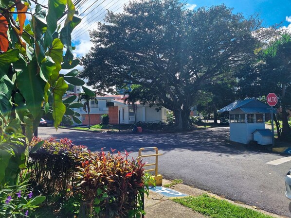 المنطقة المحيطة بالمنشأة