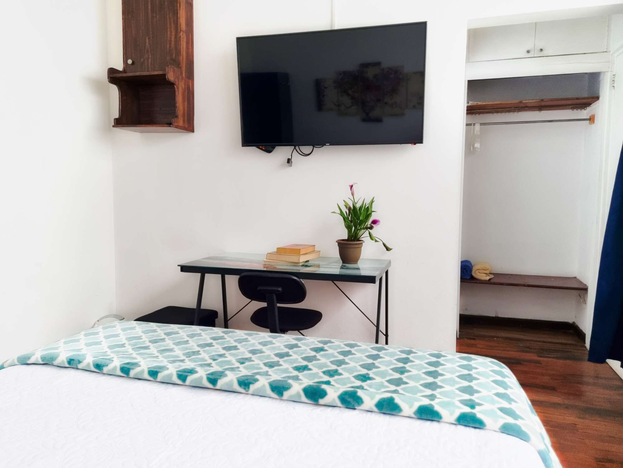 1 makuuhuone, työpöytä, Wi-Fi, vuodevaatteet