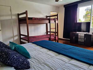 مكتب وواي فاي وملاءات أسرّة