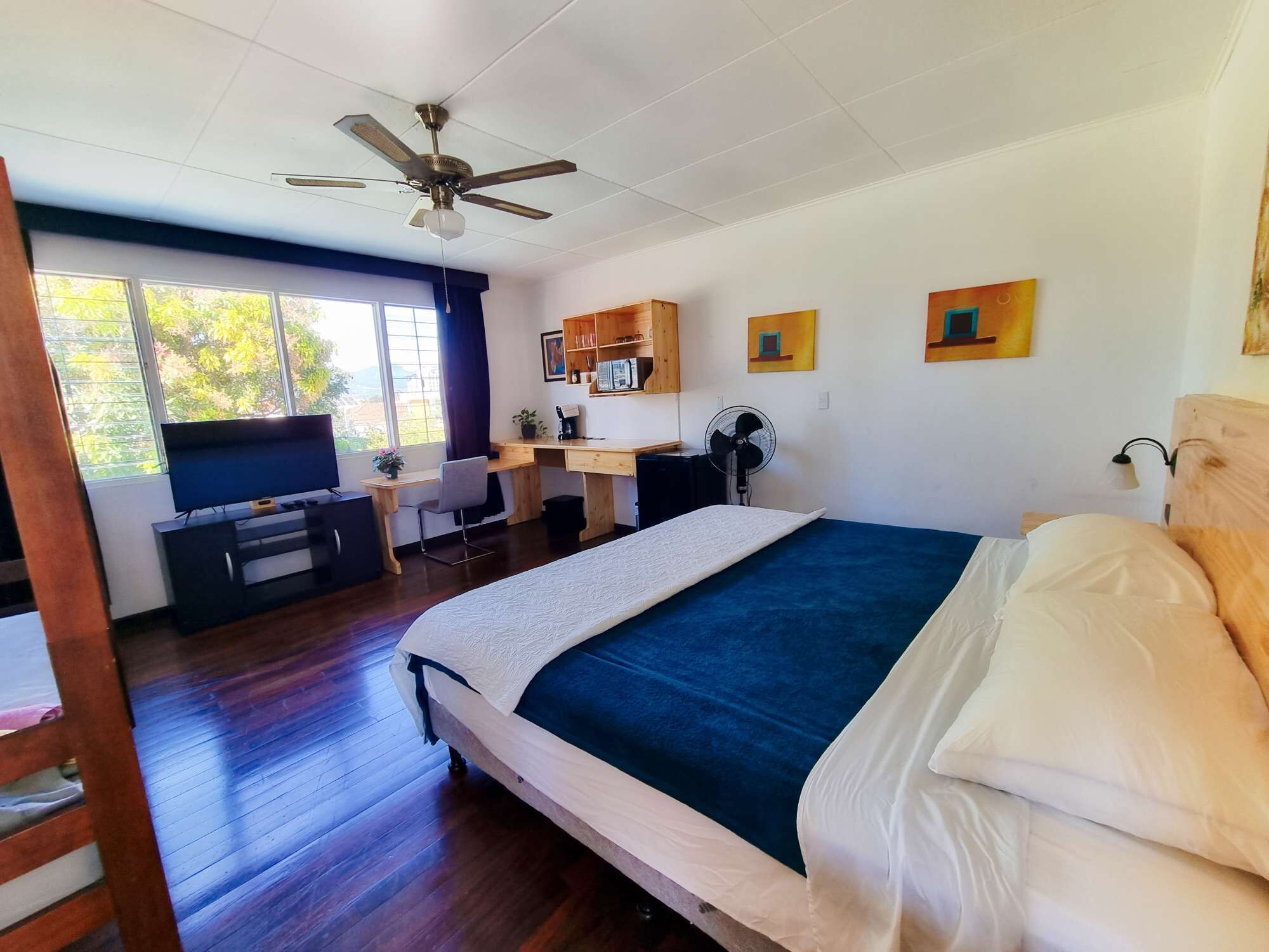 1 slaapkamer, een bureau, wifi, beddengoed