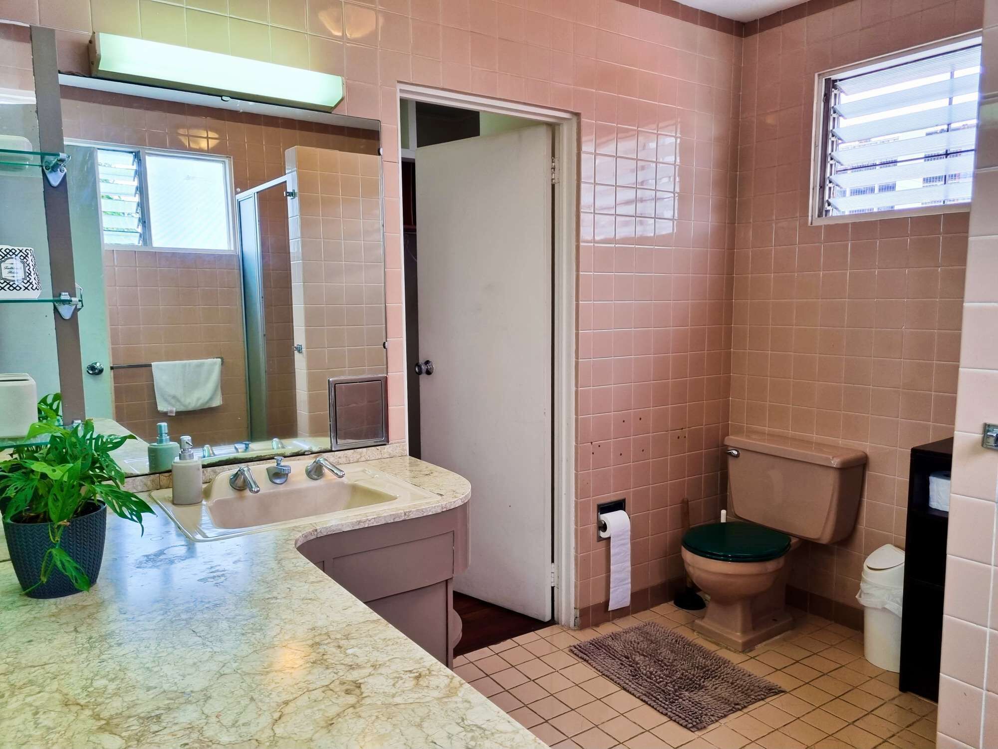 Een douche, een haardroger, een bidet, handdoeken