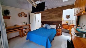 Desk, WiFi, bed sheets