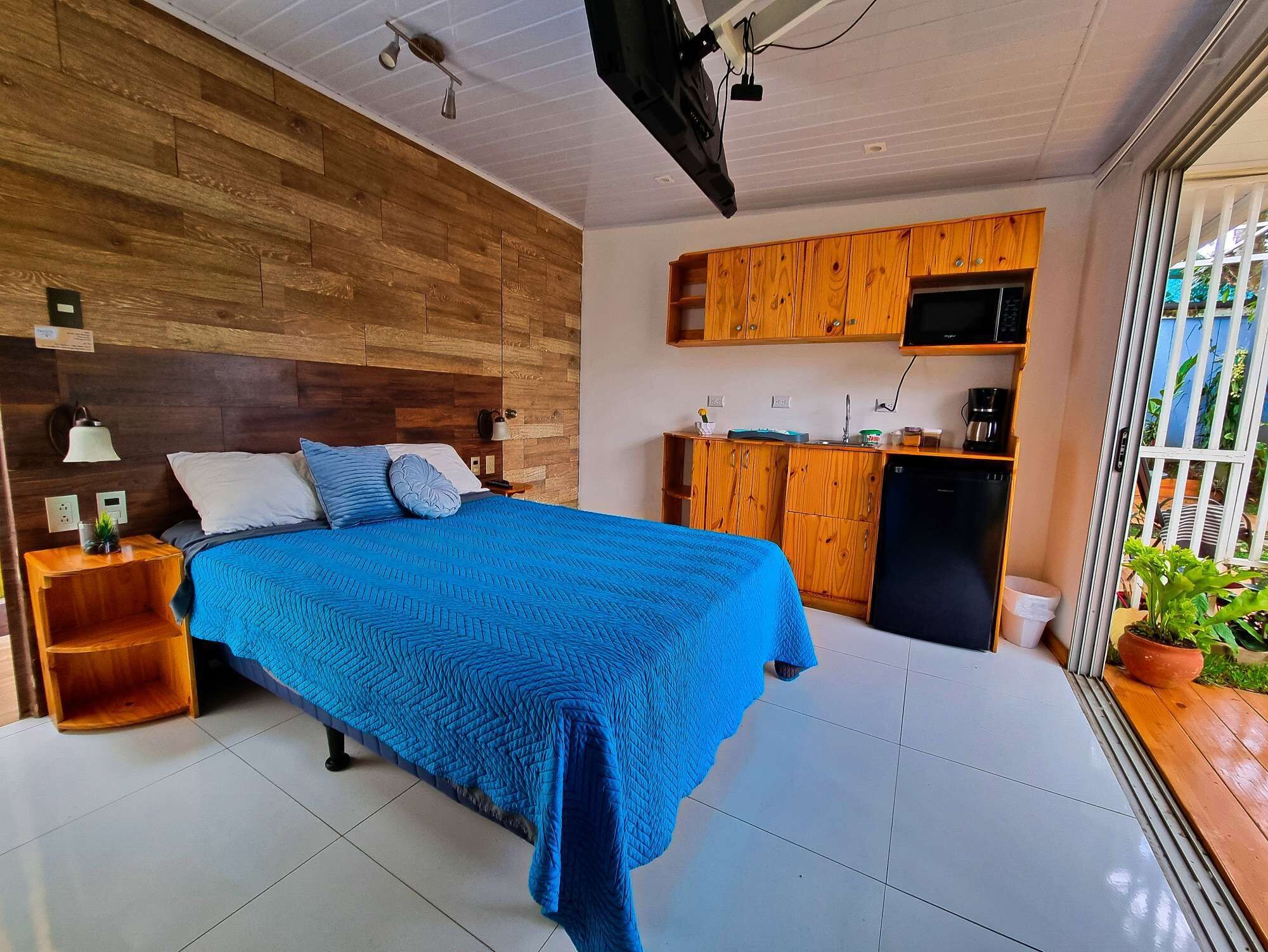 1 bedroom, desk, WiFi, bed sheets