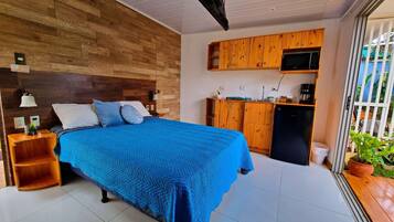 Desk, WiFi, bed sheets