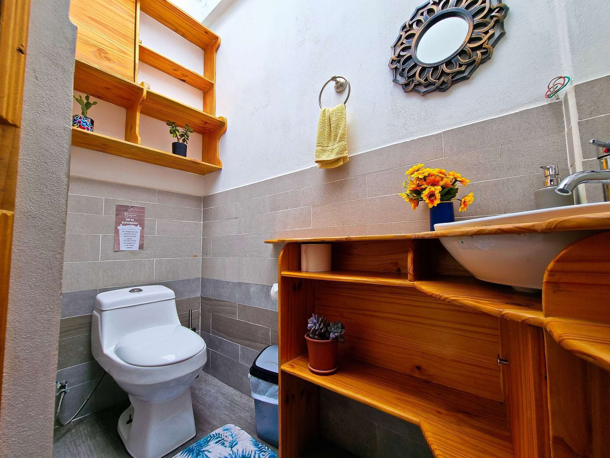 Regadera, bidet, toallas 