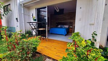 Desk, WiFi, bed sheets