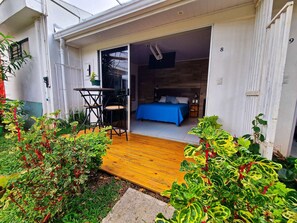 مكتب وواي فاي وملاءات أسرّة