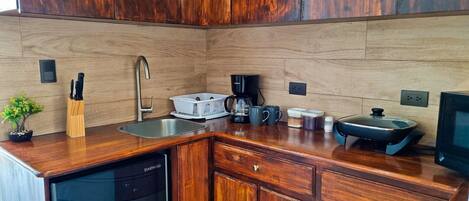 冷蔵庫、電子レンジ、コーヒー / ティーメーカー、トースター