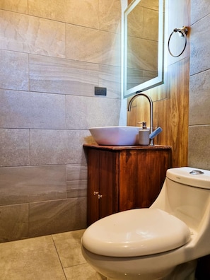 Shower, bidet, towels - 714 Studios (San José)