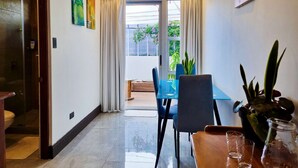 Un intérieur moderne comprenant un coin repas, un couloir et une vue sur l’extérieur.
