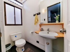 Shower, bidet, towels