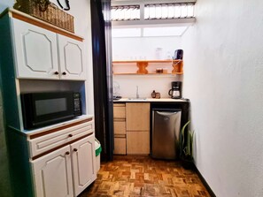 Fridge, microwave, oven, coffee/tea maker