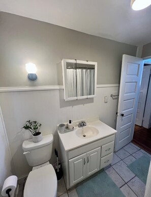 Secador de pelo, toallas, jabón y papel higiénico