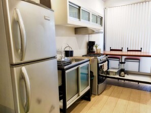 Refrigerador, microondas, horno y parrilla de estufa 