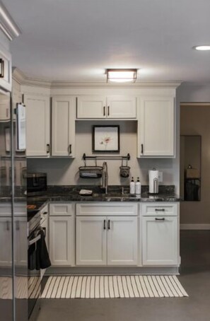 Fridge, microwave, oven, stovetop - Greenway Garage w/ Firepit (Athens)