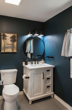 Shower, hair dryer, towels - Greenway Garage w/ Firepit (Athens)