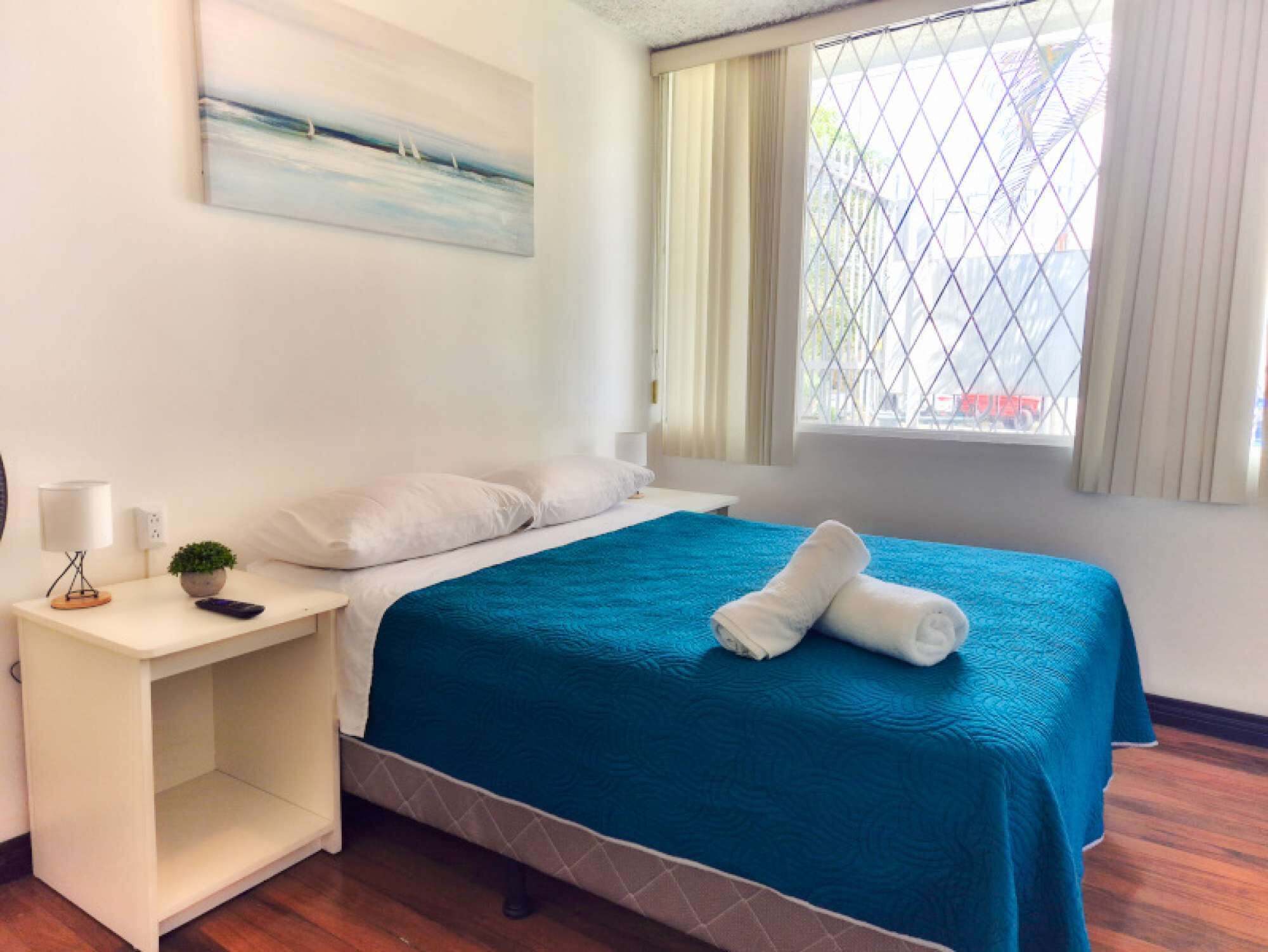 2 bedrooms, desk, WiFi