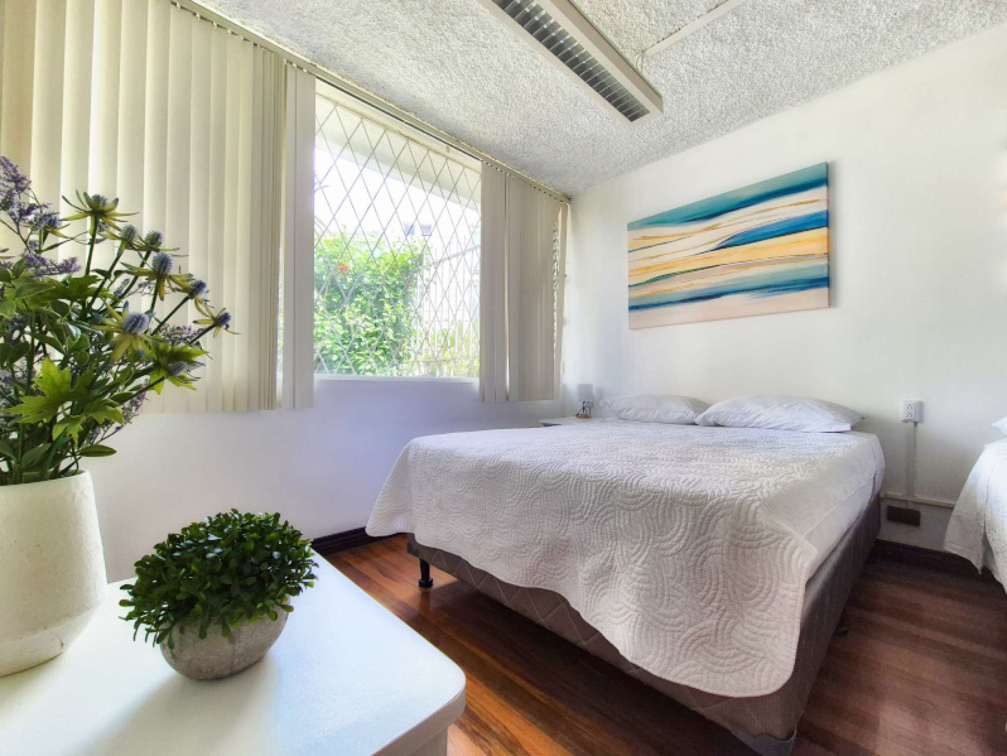 2 bedrooms, desk, WiFi