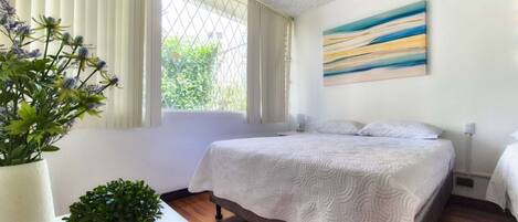 2 室のベッドルーム、デスク、WiFi