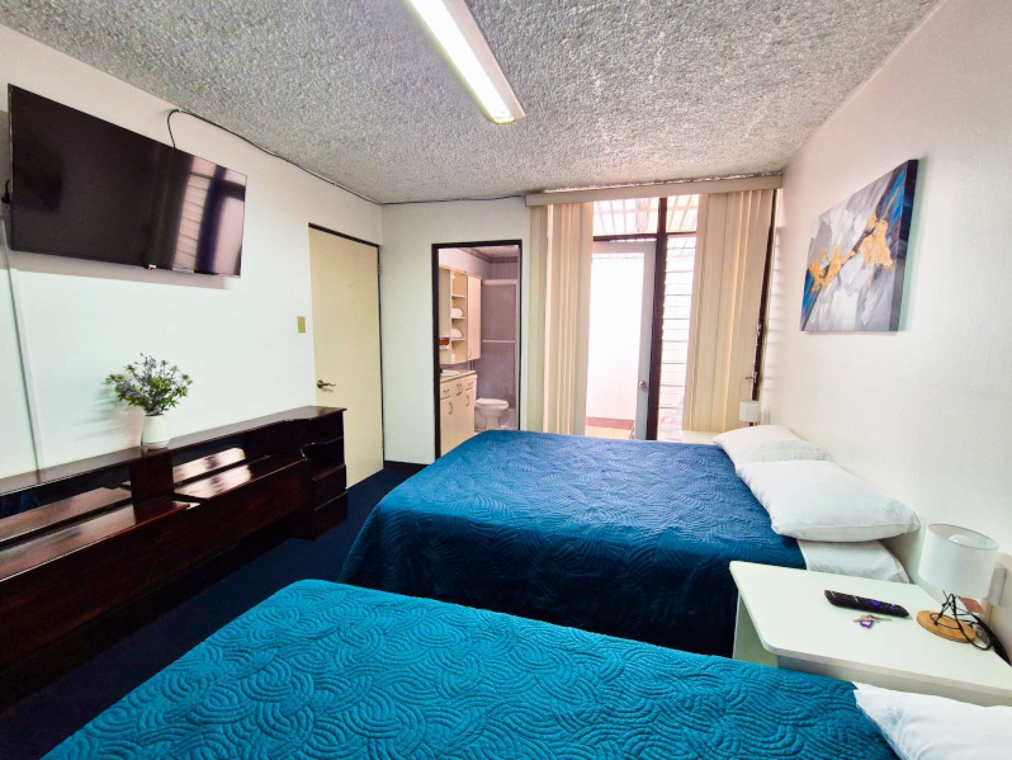 1 bedroom, desk, WiFi