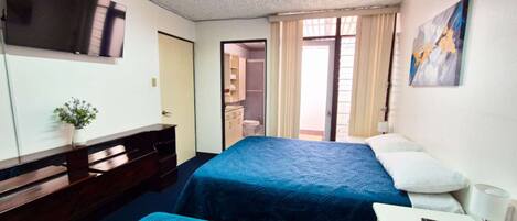 1 bedroom, desk, WiFi