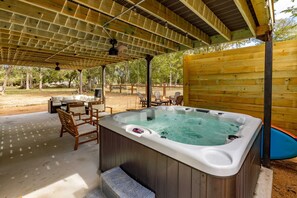 Terrace/patio - 300 steps from Lake~Hot Tub~Fire Pit~Game Room (Granite Shoals)