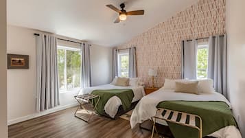 3 chambres, bureau, fer et planche Ă repasser, lit parapluie