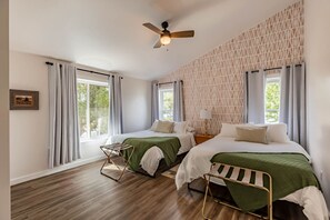 3 chambres, bureau, fer et planche à repasser, lit parapluie