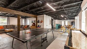 Télévision, cheminée, table de tennis de table