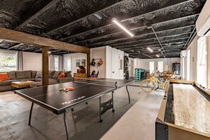 Télévision, cheminée, table de tennis de table