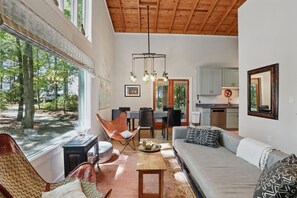 TV - The Artful Bungalow w/ Loft (Athens)