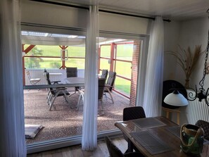 Dining - Holiday Home 'Ferienhaus Kapitänsstuv' with Private Terrace, Private Garden and Wi-Fi (Kaiser-Wilhelm-Koog)