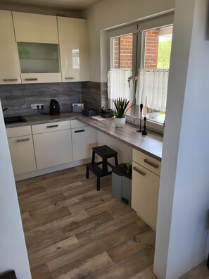 Fridge, microwave, oven, stovetop - Holiday Home 'Ferienhaus Kapitänsstuv' with Private Terrace, Private Garden and Wi-Fi (Kaiser-Wilhelm-Koog)