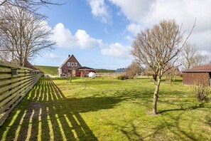 Property grounds - Holiday Home 'Ferienhaus Kapitänsstuv' with Private Terrace, Private Garden and Wi-Fi (Kaiser-Wilhelm-Koog)