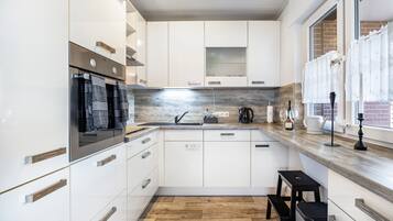 Kjøleskap, mikrobølgeovn, ovn og kokeplater