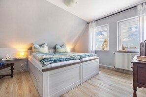 2 bedrooms, iron/ironing board, WiFi - Holiday Home 'Ferienhaus Kapitänsstuv' with Private Terrace, Private Garden and Wi-Fi (Kaiser-Wilhelm-Koog)