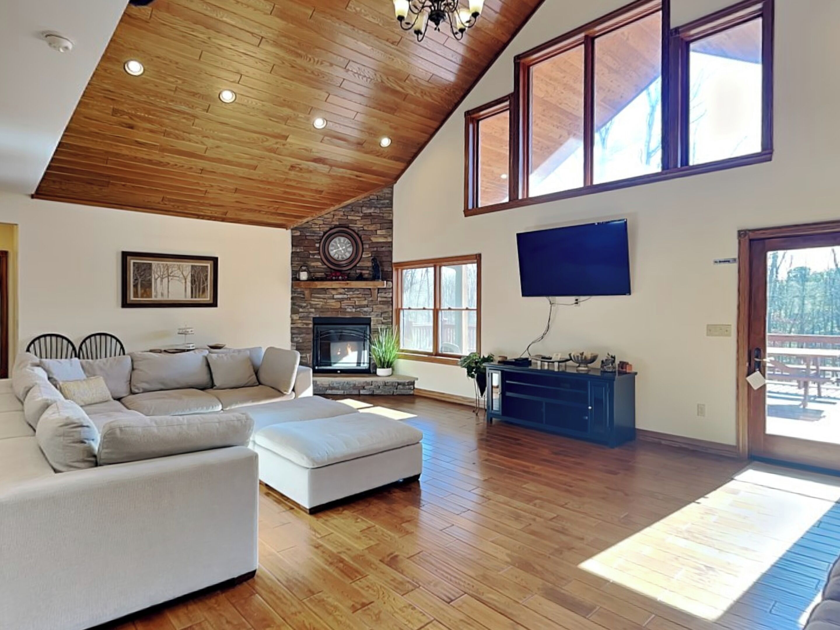 House (5 Bedrooms) | Living area | Fireplace