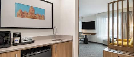 Studio, 1 très grand lit, réfrigérateur et four à micro-ondes (Wet bar) | Bureau, espace de travail pour ordinateur portable, rideaux occultants