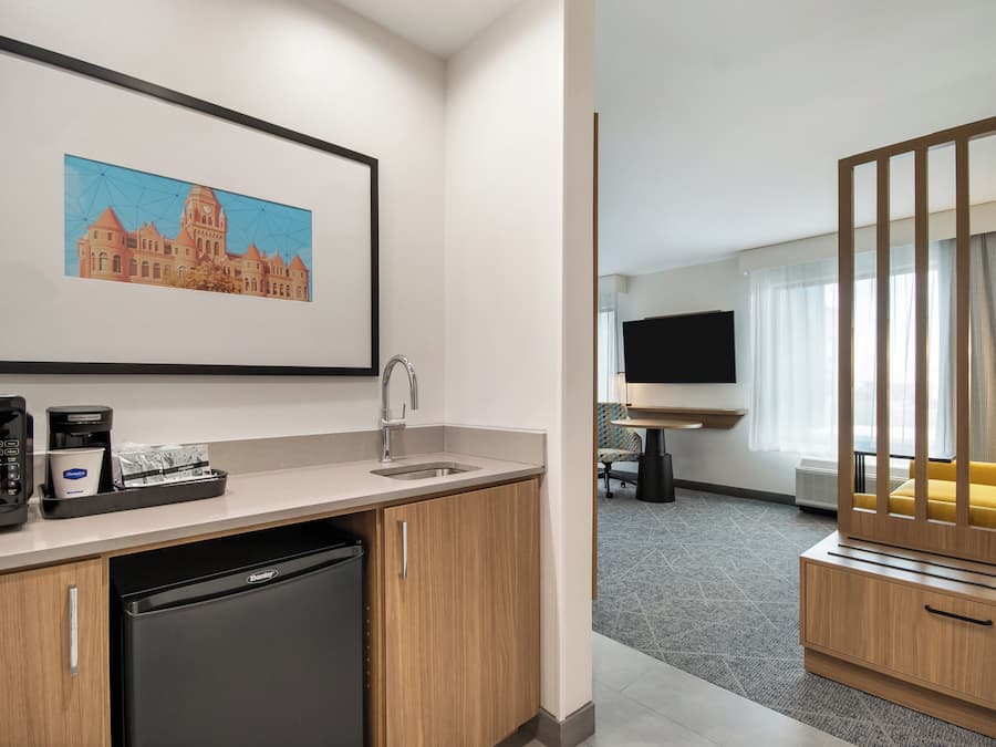 Studio, 1 King Bed, Refrigerator & Microwave (Wet bar) | Desk, laptop workspace, blackout curtains, iron/ironing board