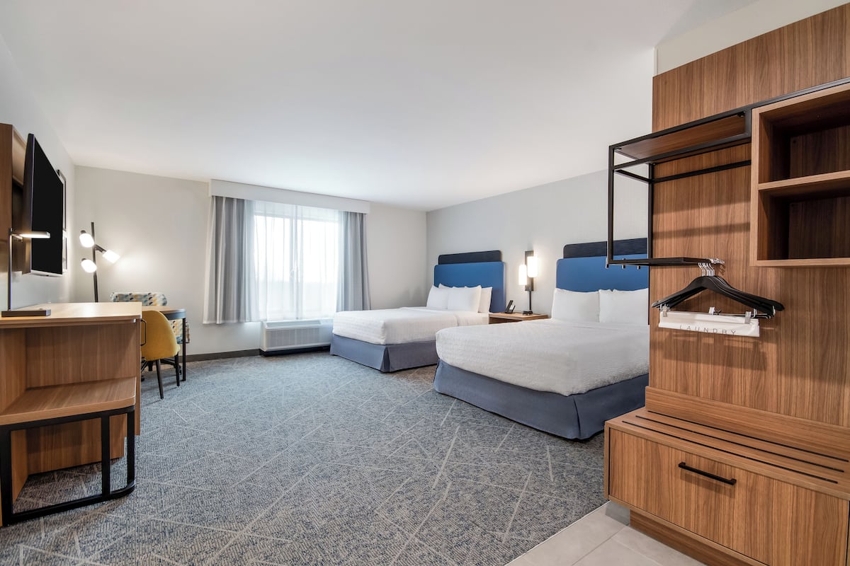 Chambre, 2 grands lits, accessible aux personnes à mobilité réduite, baignoire | Bureau, espace de travail pour ordinateur portable, rideaux occultants