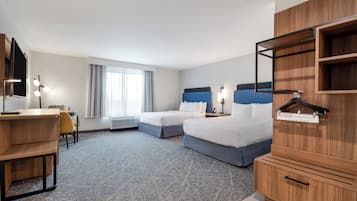 Chambre, 2 grands lits, accessible aux personnes à mobilité réduite, baignoire | Bureau, espace de travail pour ordinateur portable, rideaux occultants