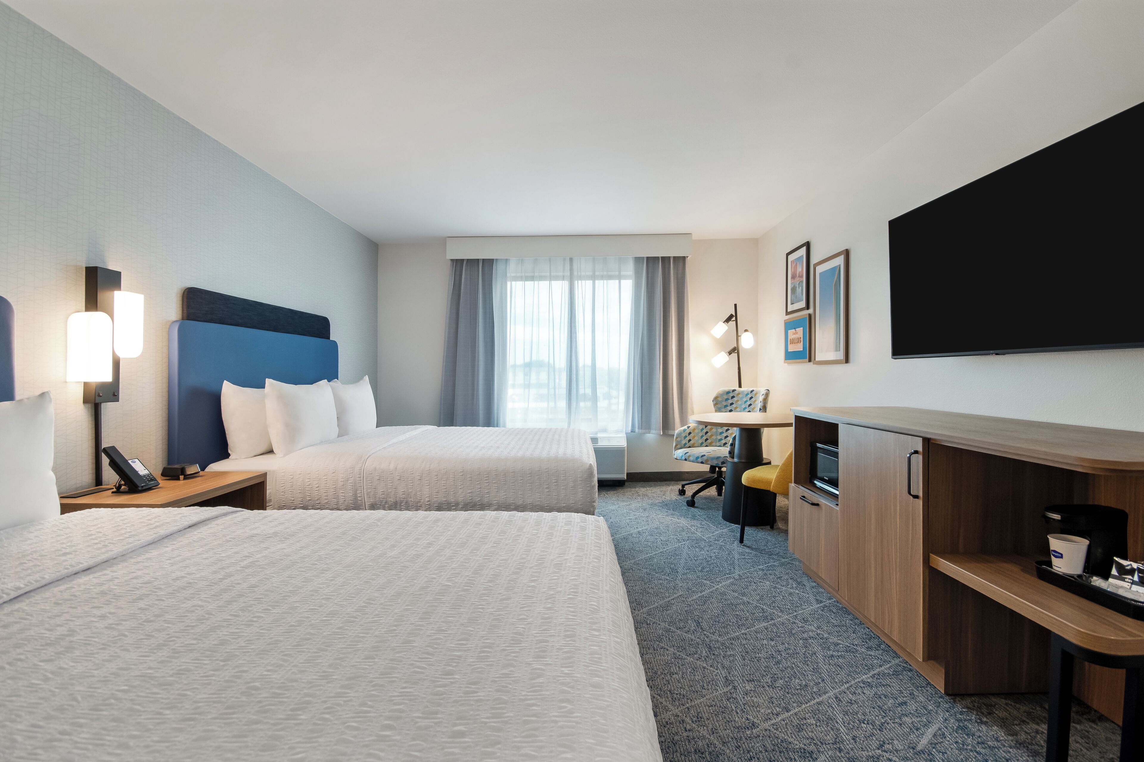 Skrivbord, arbetsyta för laptop och mörkläggningsgardiner