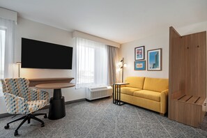 Studio, 1 kingsize-seng, kjøleskap og mikrobølgeovn (Wet bar) | Skrivebord, skrivebord for bærbar PC og blendingsgardiner