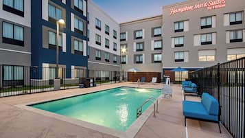 สระว่ายน้ำกลางแจ้ง