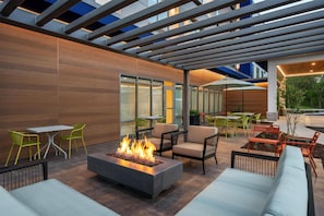 An outdoor patio with a fire feature, seating, and a covered area with tables and chairs. - Hampton Inn By Hilton Lawrenceburg (Lawrenceburg)