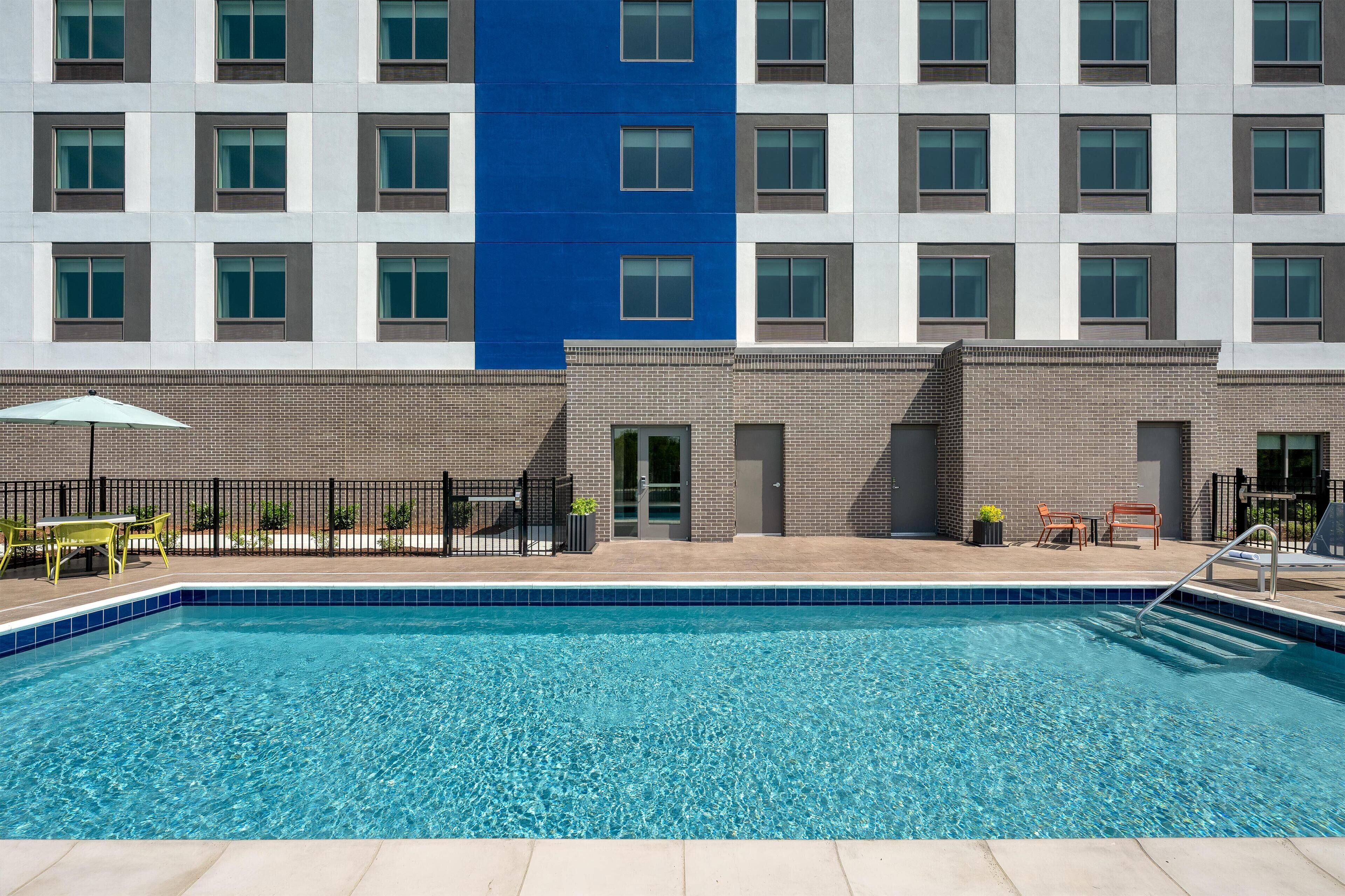 Una piscina al aire libre de temporada