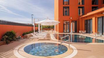 Een seizoensgebonden buitenzwembad