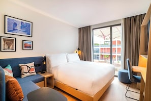 Chambre, 1 très grand lit et 1 canapé-lit | Coffres-forts dans les chambres, bureau, rideaux occultants