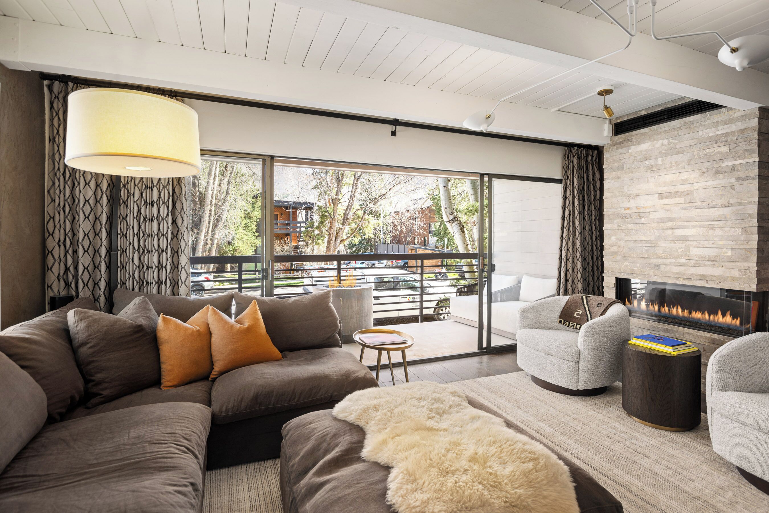 Een smart-tv, een open haard en een stereo