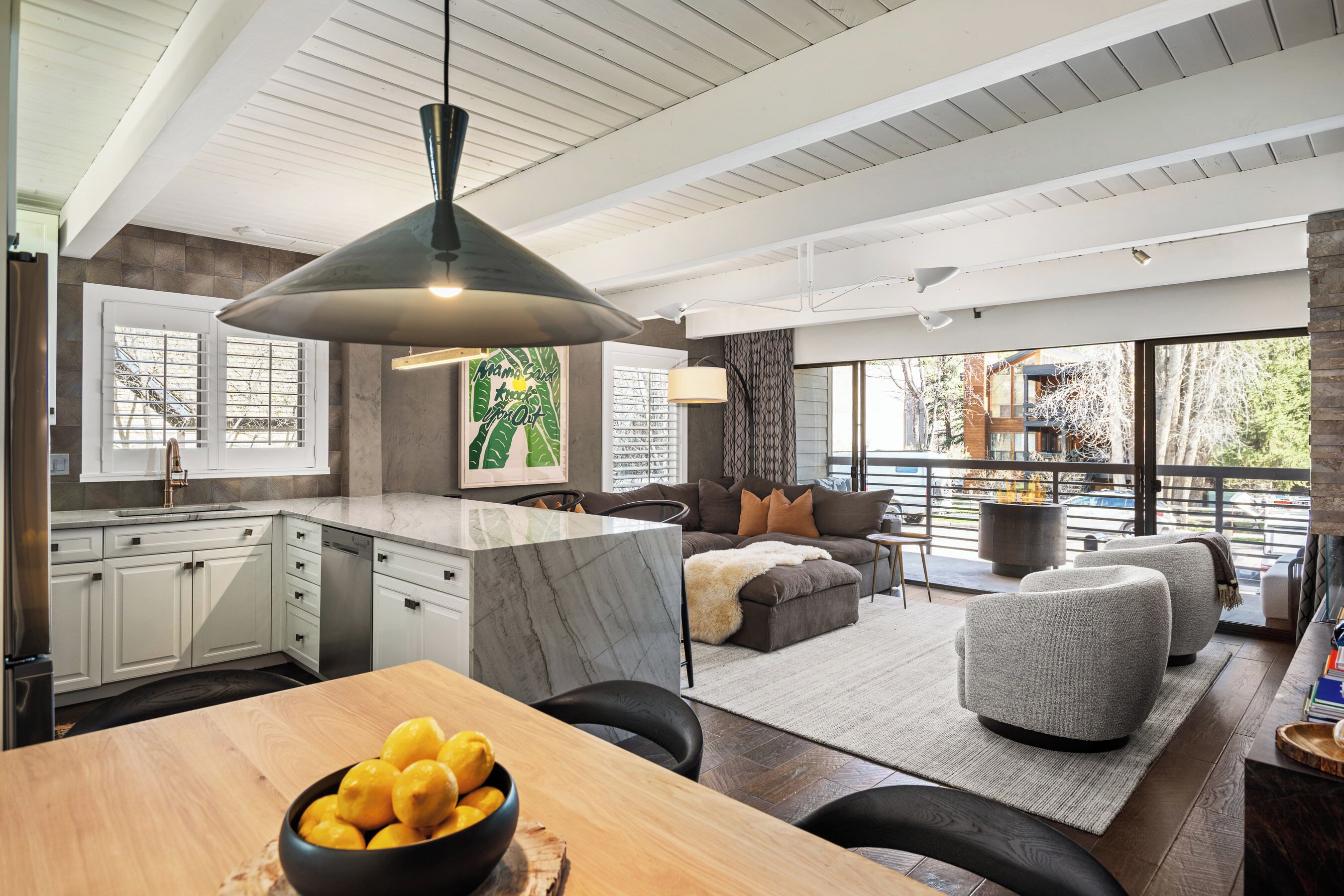 Smart TV, fireplace, stereo